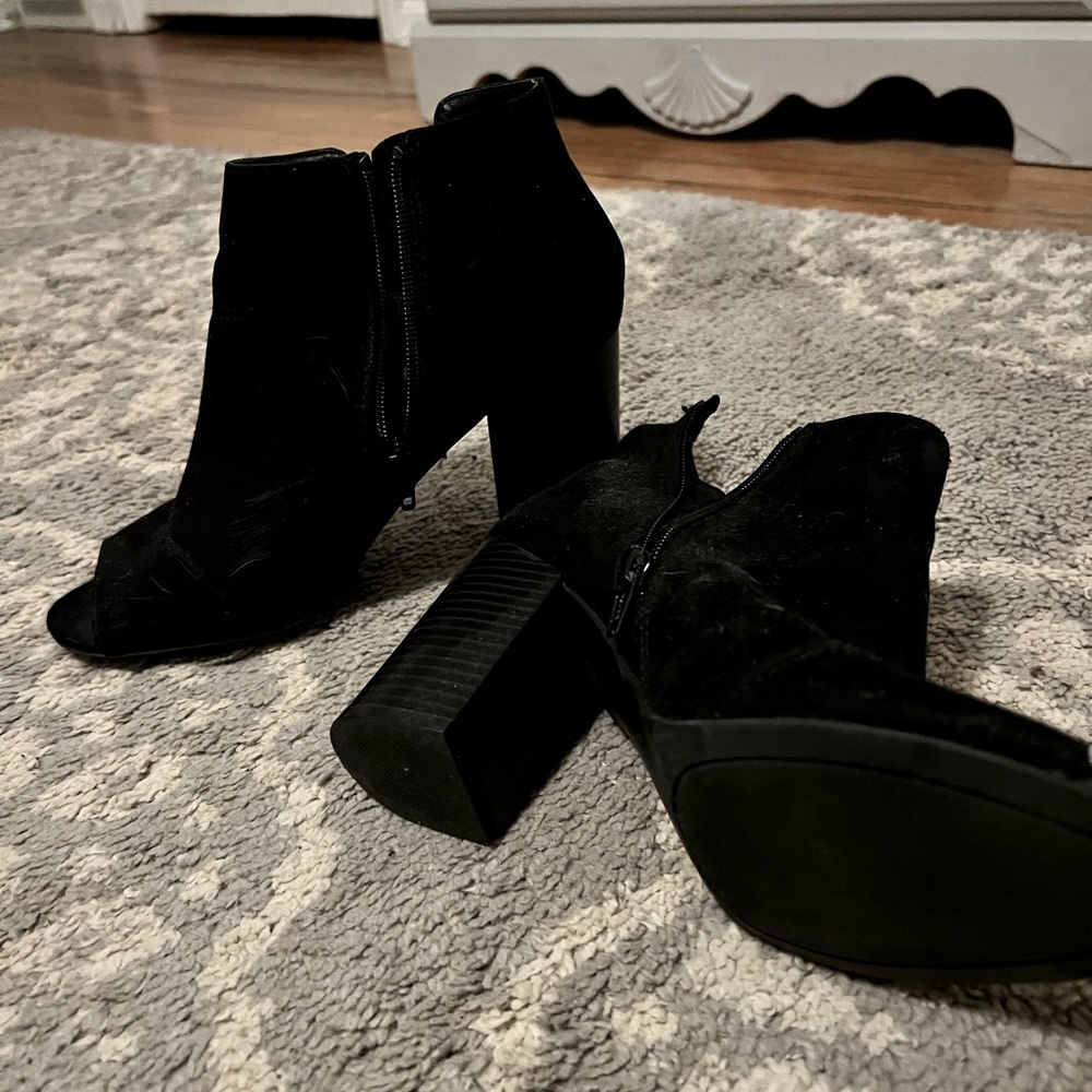 Shoe dazzle black booties. Size 8. Like new.